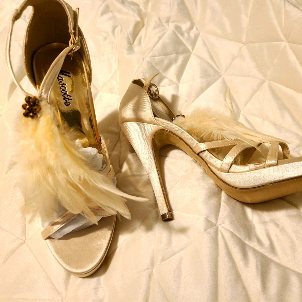 NIB Mascotte jeweled ankle strapped heels